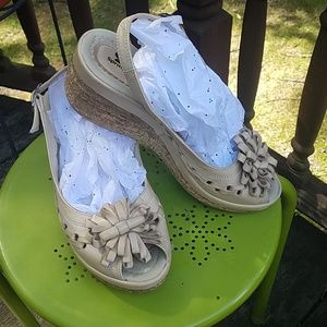 SPRING STEP Natural leather wedges.